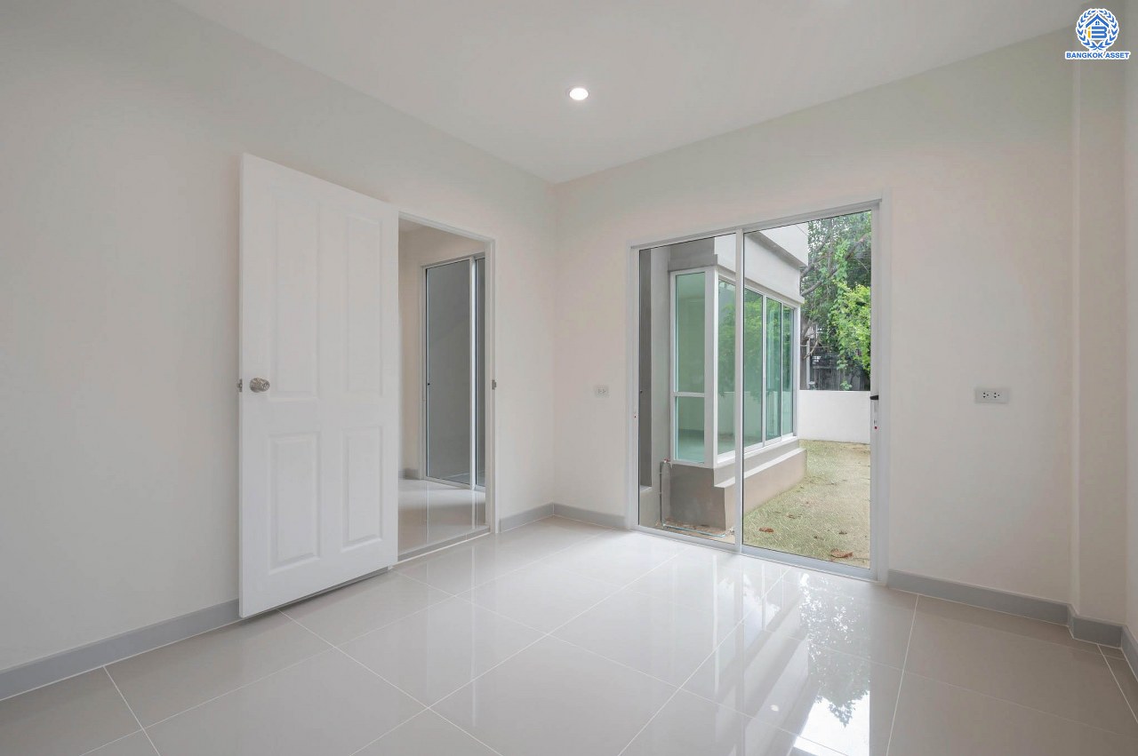 บ้านมือสองตกแต่งใหม่ โครงการ บ้านพิมาน ปิ่นเกล้า-กาญจนาภิเษก เนื้อที่ 103 ตร.ว. ฟังก์ชัน 4 ห้องนอน 3 ห้องน้ำ 1 ห้องอเนกประสงค์ จอดรถได้ 2 คัน บนทำเลเดินทางสะดวก ติดถนนกาญจนาภิเษก เชื่อมต่อหลายเส้นทาง ใกล้ทางด่วน "กาญจนาภิเษก" รถไฟฟ้า "สถานีหลักสอง" และเดอะมอลล์บางแค